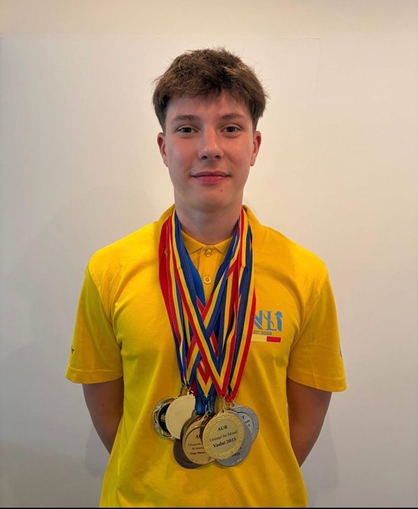 baiat cu tricou galben si mai multe medalii la gat