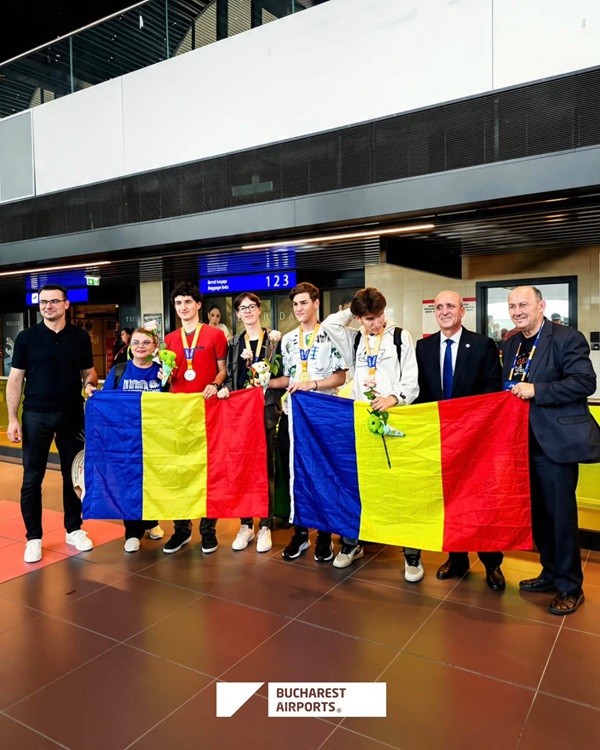 mai multi elevi si profesori tin in maini drapelul romaniei pe aeroport