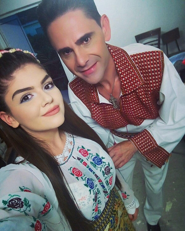 ana maria rosa preda imbracata in costum popular face selfie cu aurelian preda