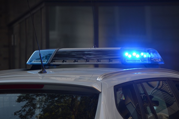 masina de politie cu girofaruri aprinse