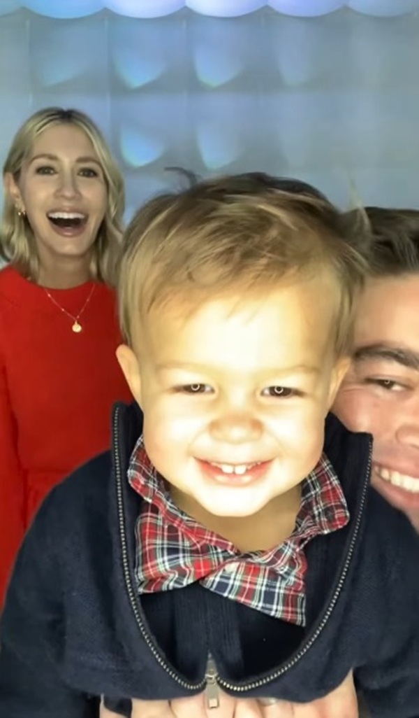 un baietel blond cu mama si tatal lui