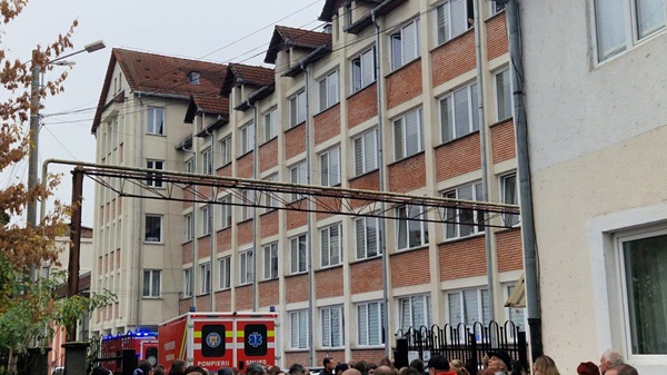 scoala stefan cel mare la care sunt prezente mai multe ambulante si masini de politie