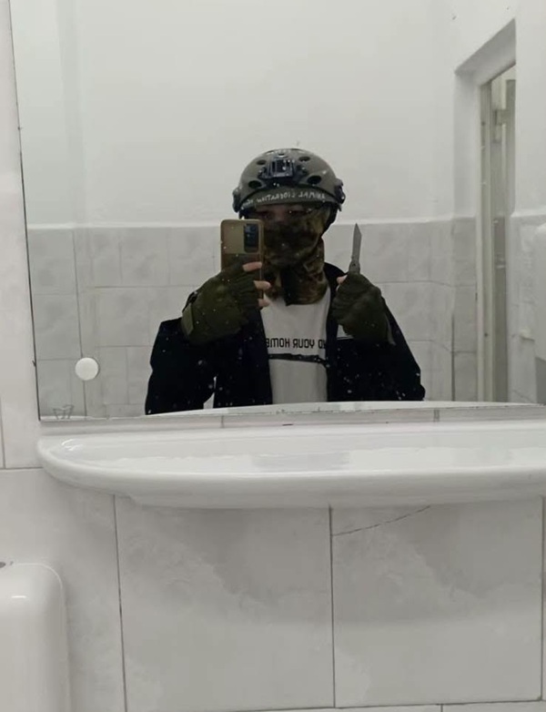 baiat cu cagula pe cap in baie face selfie in oglinda