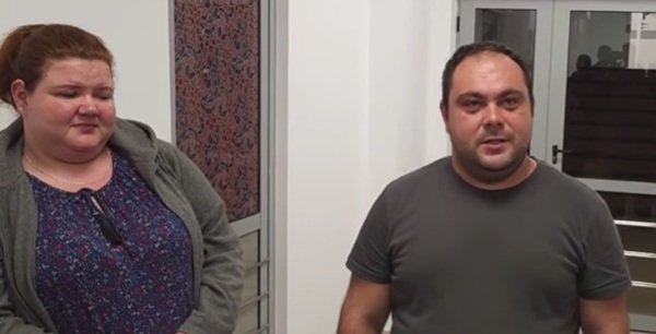 o femeie imbracata in mov si un barbat in tricou gri dau interviuri