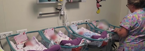 patru copii asezati in patuturi in spital