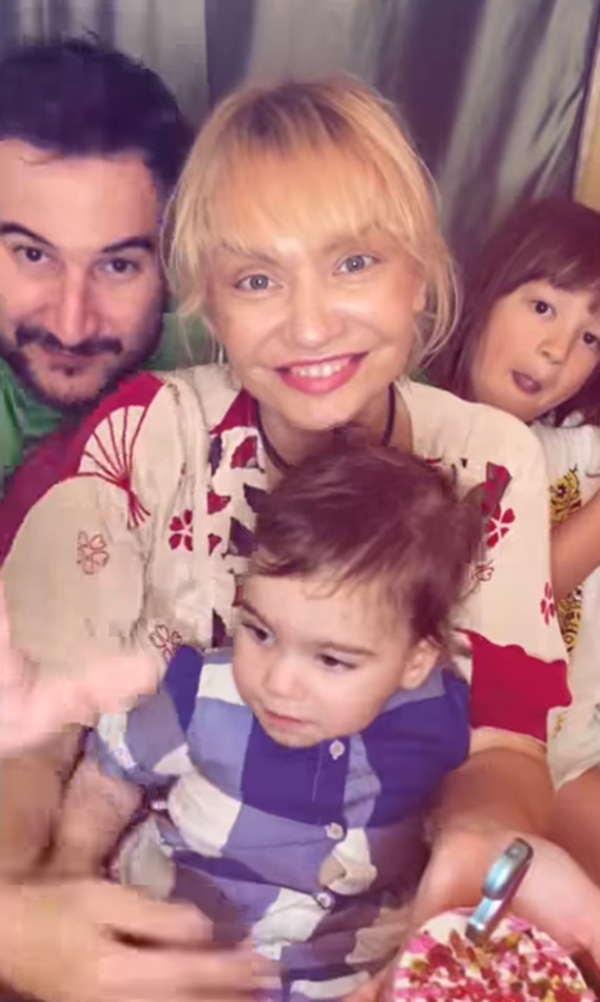 cristina cioran alaturi de alex dobrescu si max si ema, copiii lor