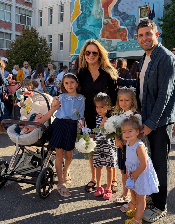 laura cosoi alaturi de fetele și sotul ei in prima zi de scoala