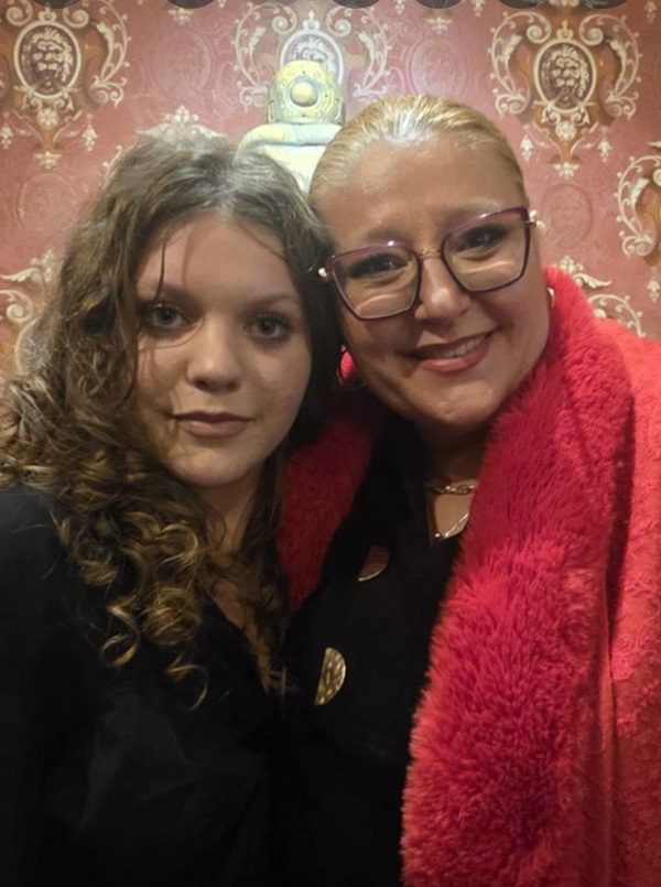 diana sosoaca imbracata in rosu face selfie cu fiica ei imrbacata in negru