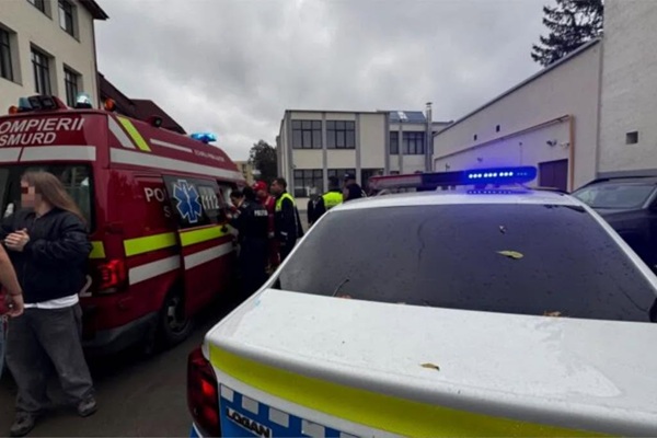 politie si pompieri masini ajunse la liceu unde a avut loc un atac