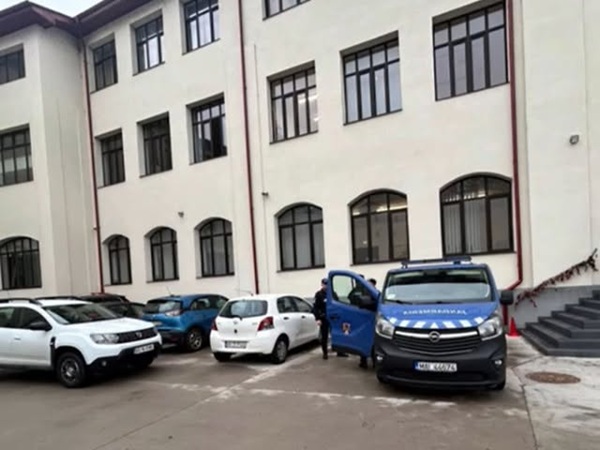 masini de politie si jandarmerie in parcare liceu