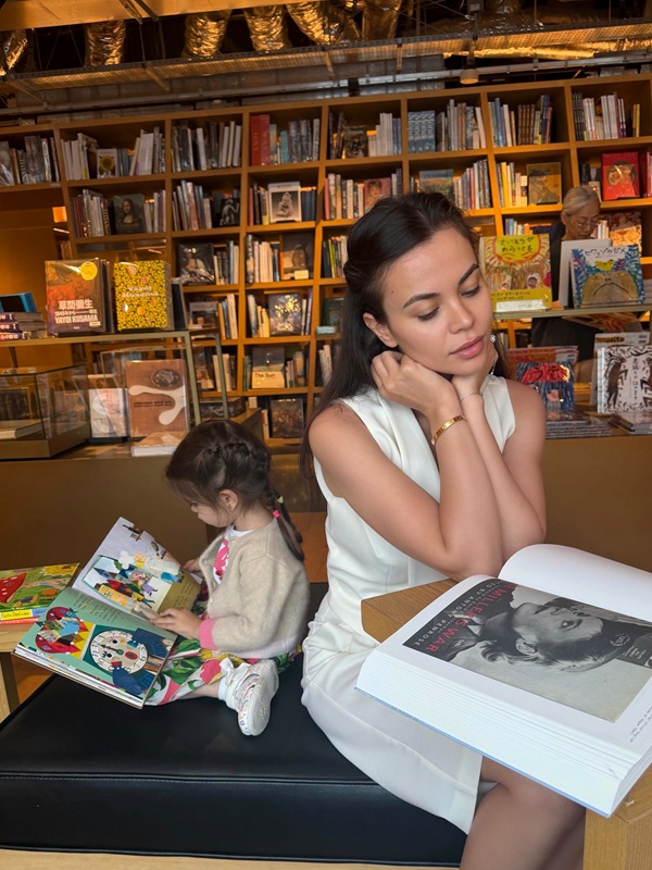 denisa filcea cu fiica ei la biblioteca