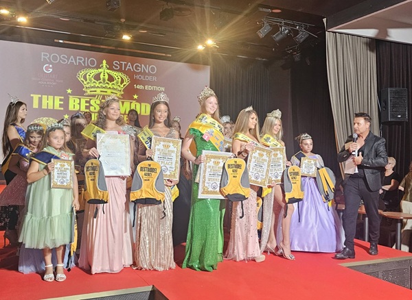 fete pe podium la un concurs de moda pentru copii