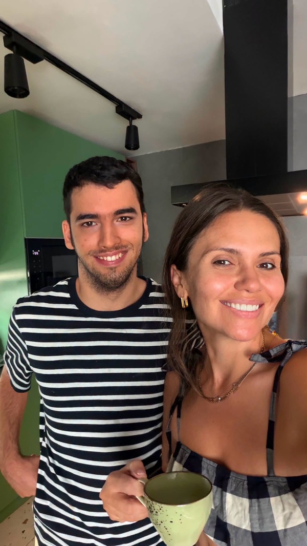 cristina siscanu face selfie cu filip imbracat in tricou cu dungi