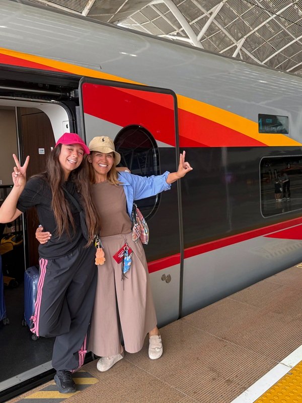 mirela retegan si maya sorian la intrarea in tren