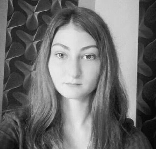 poza alb negru cu o femeie cu parul desprins