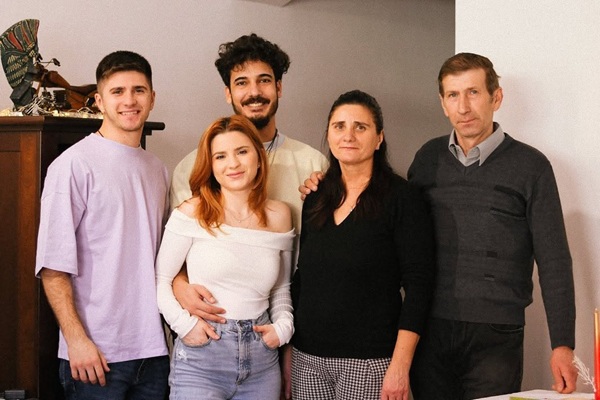 cristina ciobanasu alaturi de parintii si familia ei