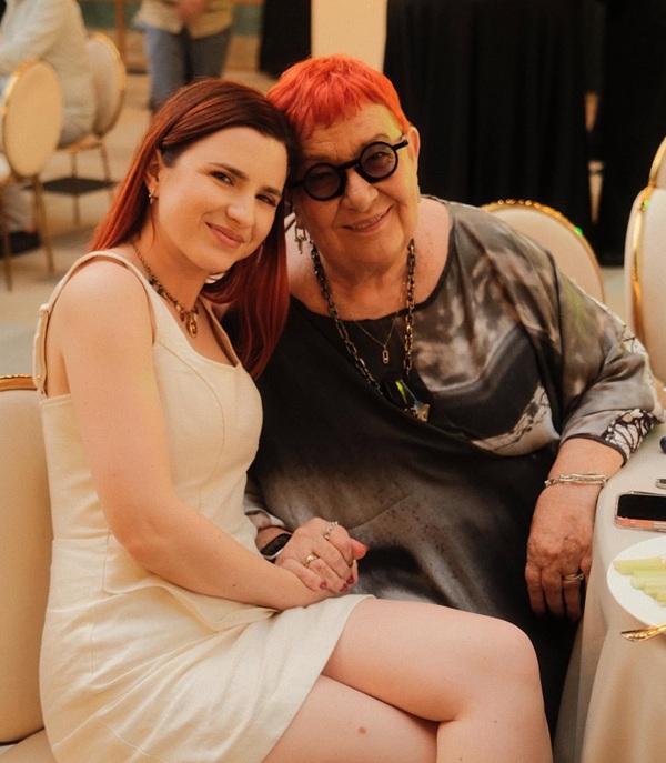 cristina ciobanasu in rochie scurta alba alaturi de ruxandra ion la masa