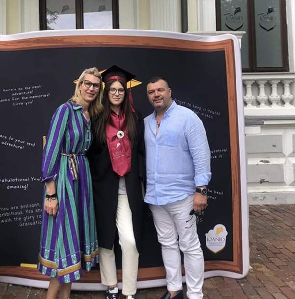 fiica lui cosmin cernat alaturi de mama ei si de partenerul acesteia la absolvire