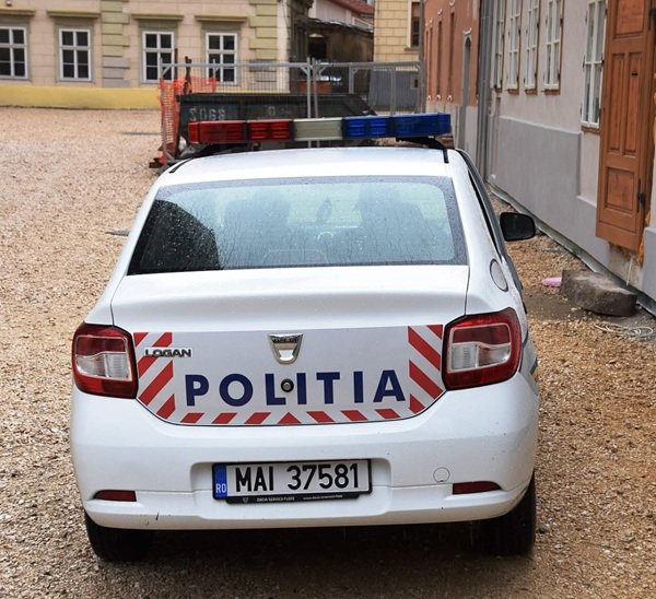 masina de politie parcata afara
