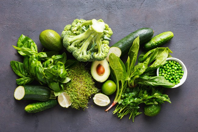 masa-pe-care-se-află-legume-verzi-mazare-avocado-spanac-salată-broccoli-castravete-lime