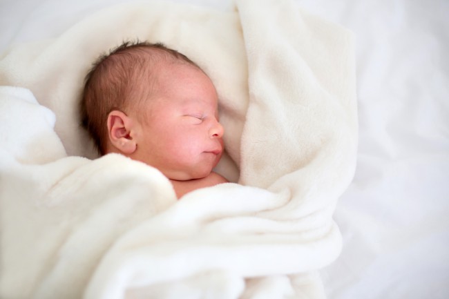 bebelus-nou-nascut-doarme-si-este-intr-o-patura-alba-pufoasa