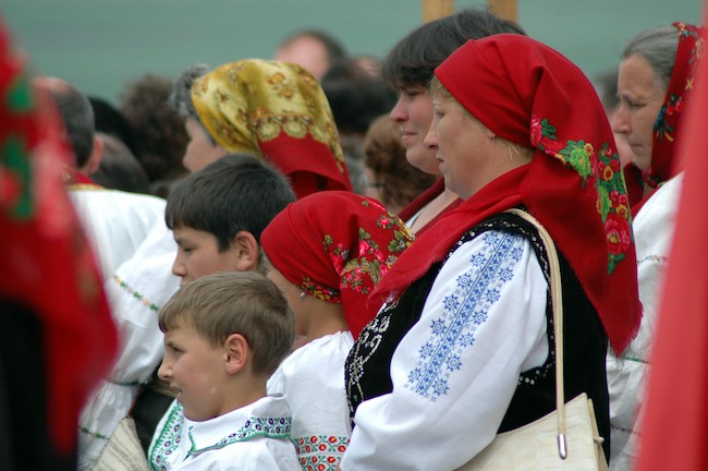 femei-si-copii-imbracati-in-portul-popular