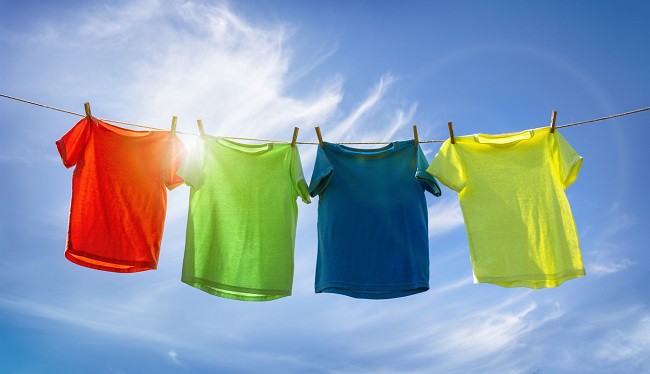 tricouri-colorate-care-sunt-intinse-la-uscat-pe-sarma-la-soare
