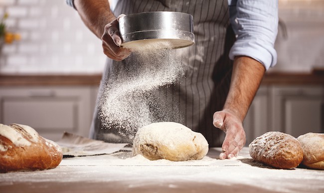 barbat-care-cerne-faina-peste-o-bucata-de-aluat