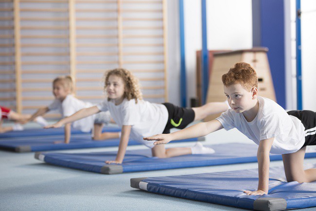 copii-care-fac-gimnastica-pe-saltele