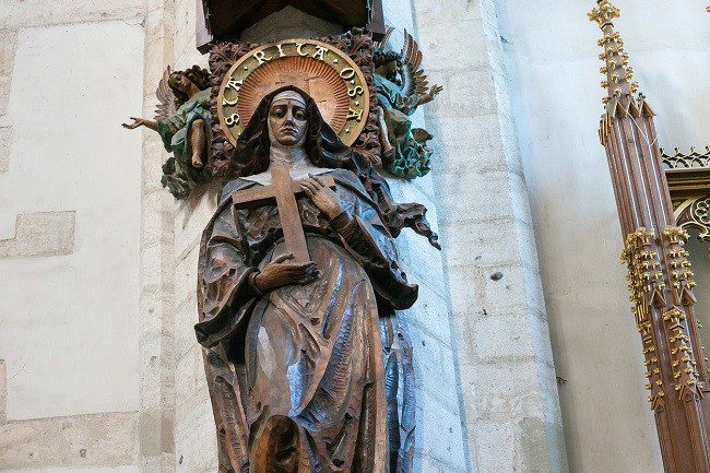 statuie-masiva-cu-sfanta-rita-din-cascia