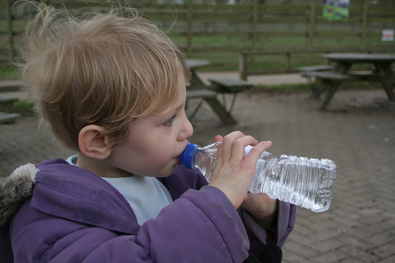 simptome deshidratare-copil care bea apă