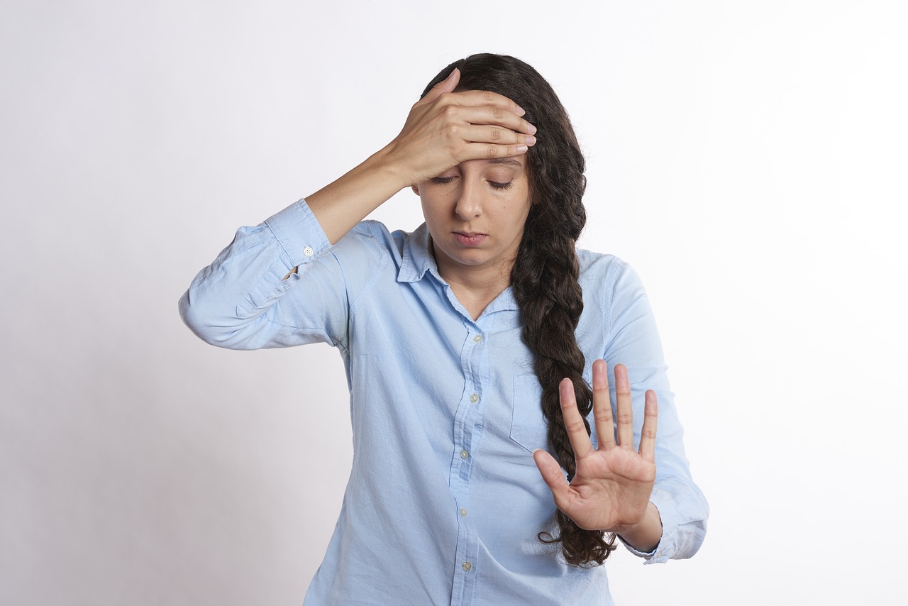 simptome deshidratare-femeie cu durere de cap