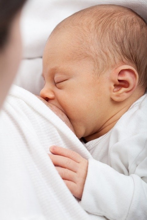 atașarea corectă la sân-bebeluș care este alăptat