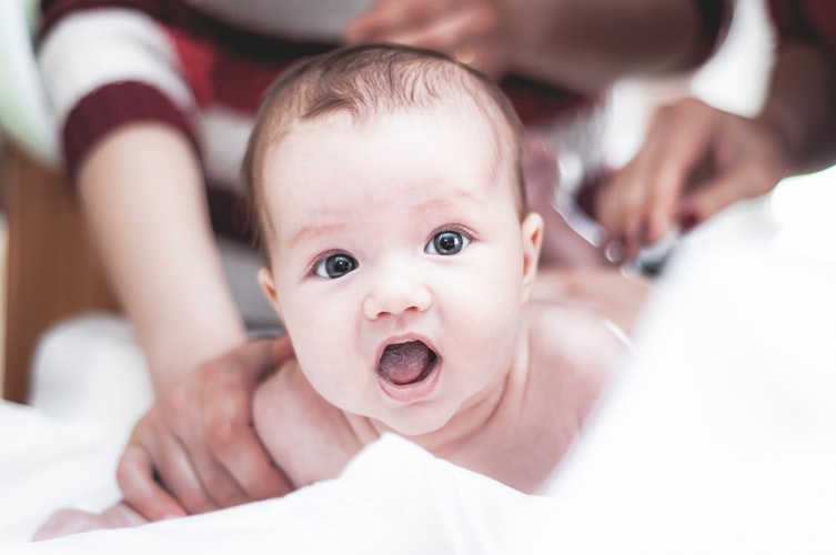 torticolis bebeluși- bebe pe burtă