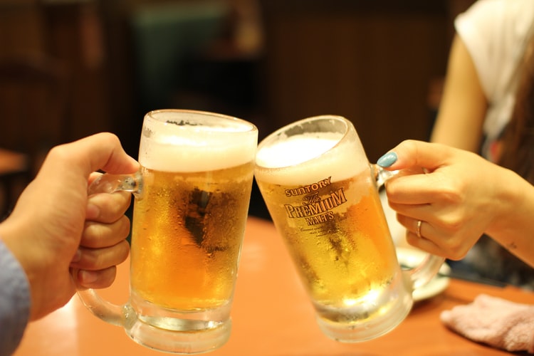 berea stimulează lactația-două persoane ciocnind halbe de bere