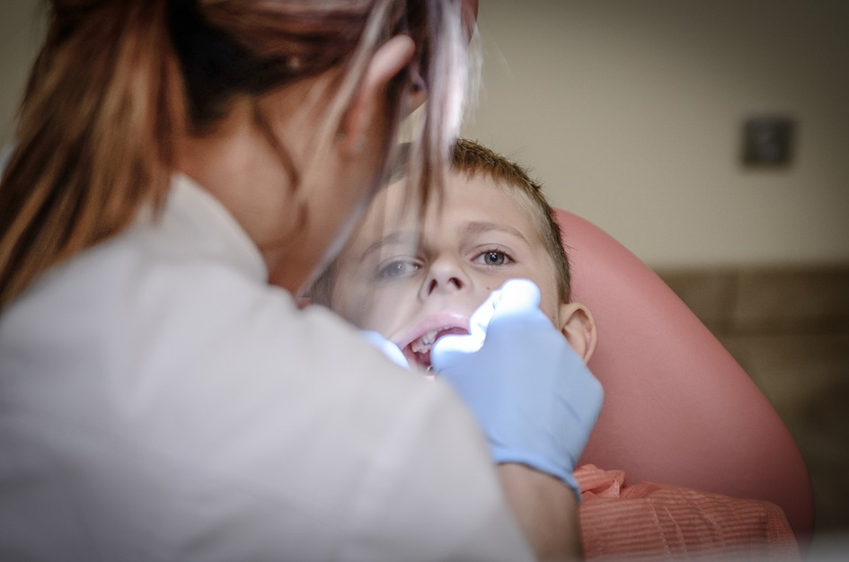 măseaua de minte la copii-băiat la dentist