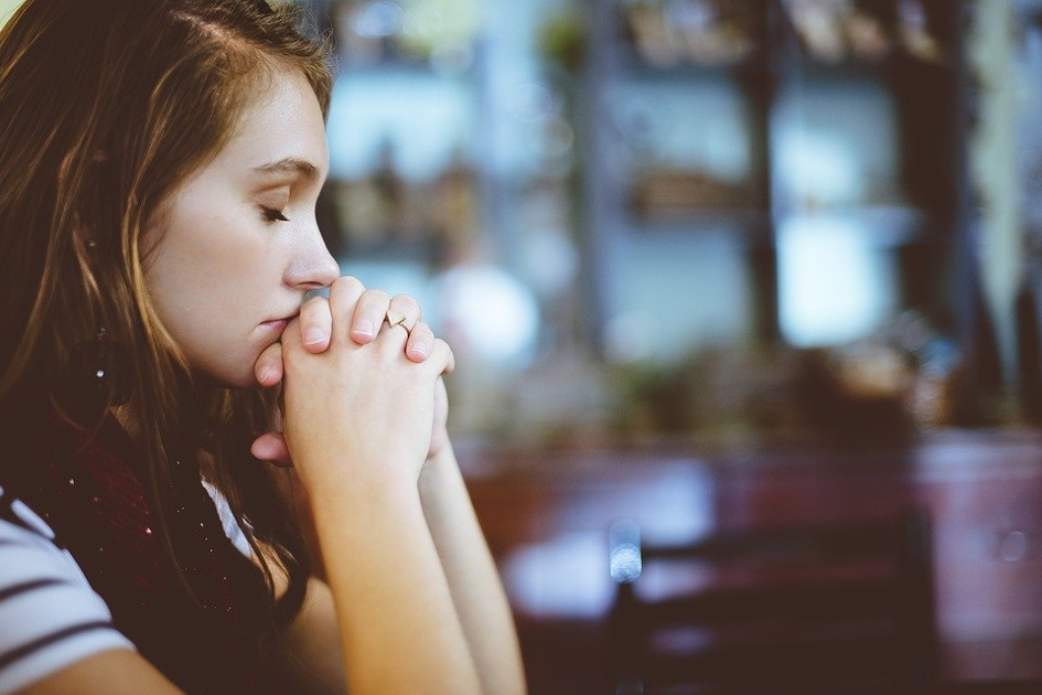 rugăciunea părinților pentru luminarea minții copiilor-fată care se roagă