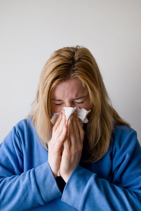 diferența dintre răceală și gripă-femeie care-și suflă nasul