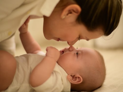 de ce copilul nu doarme noaptea- mamă și bebeluș fericiți