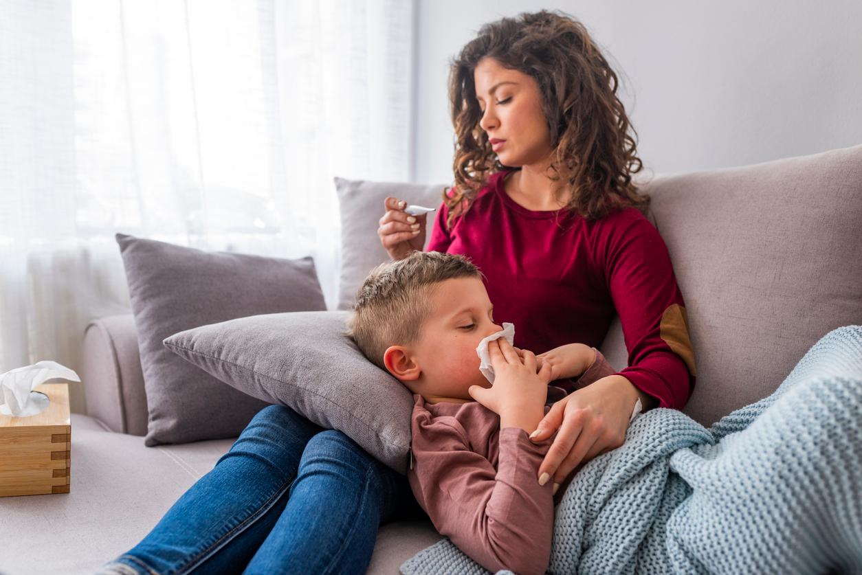 Tamiflu pentru copii-mamă  îngrijind copil bolnav