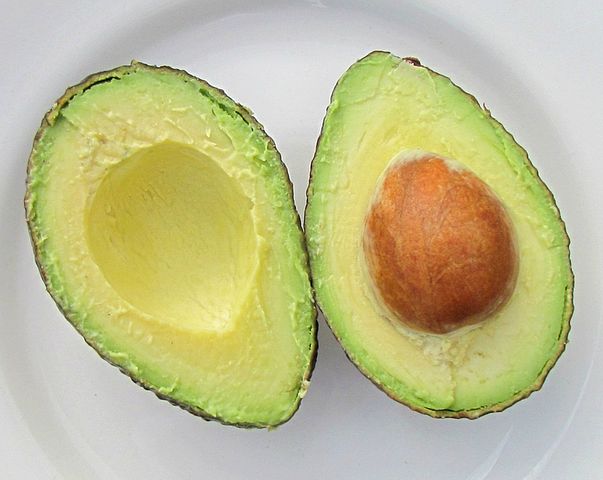 cat avocado dam la bebelusi-fruct avocado tăiat în două