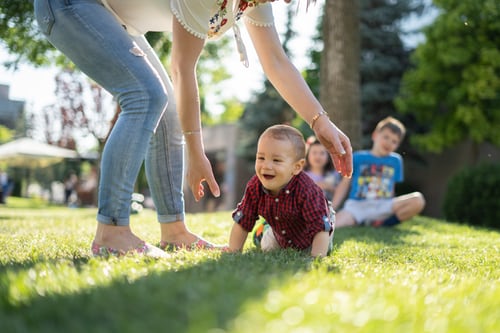 primii-pasi-bebe-mama-care-ajuta-bebelusul-sa-se-ridice