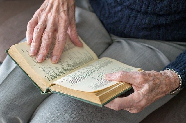 poezii pentru bunica - bunica citeste