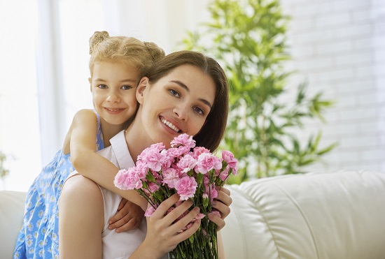 la-multi-ani-mama-mama-cu-buchet-de-flori-si-fetita-ei