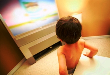 mesaje-de-la-educatoare-pentru-copii-baiat-care-se-uita-la-televizor