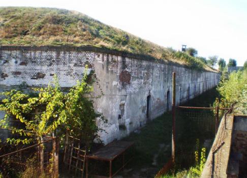fortul-13-jilava-imagine-din-exterior-cu-pereti-albi-si-multa-vegetatie