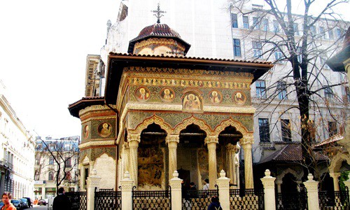 biserica-stavropoleos-imagine-din-exterior-cu-cladirea-in-care-se-pot-vedea-si-oamenii-care-se-plimba-in-jurul-ei