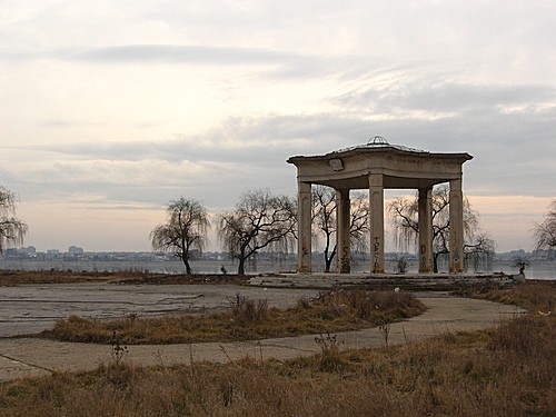 insula-de-pe-lacul-morii-monument-cu-cinci-coloane-inconjurat-de-alei-si-copaci