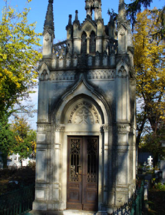 cimitirul-bellu-poza-din-exterior-cu-capela-gotica