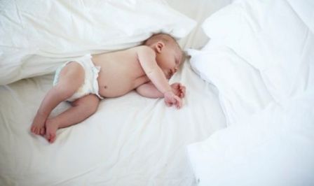 Cum il inveti pe bebe sa doarma fara